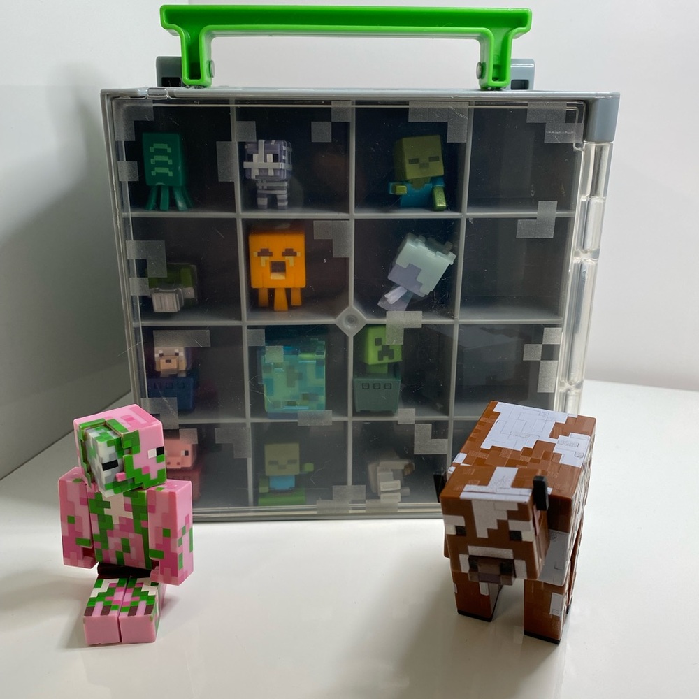 👾LOT OF MINECRAFT TOYS...COLLECTOR'S CASE WITH FIGURINES & BOOKS!